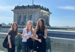Uczniowie zwiedzają taras na dachu gmachu Reichstagu.