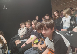 Uczniowie podczas spektaklu na Sali Teatru Impro