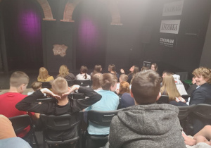 Uczniowie podczas spektaklu na Sali Teatru Impro