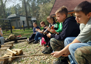 Klasa 6b przy ognisku podczas wycieczki edukacyjnej do Nadleśnictwa Grotniki.