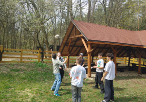 Zabawy z piłką podczas zajęć w Grotnikach.