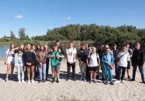 Grupa uczniów wspomina wakacje na plaży na Uroczysku