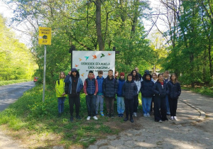 Uczniowie z klasy 6b przed wejściem na zajęcia do Ośrodka Edukacji Ekologicznej w Lesie Łagiewnickim.
