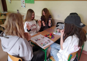 Uczniowie klas szóstych uczestniczą w zajęciach dotyczących elektryczności.