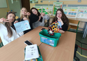 Prace projektowe klas ósmych na temat odnawialnych źródeł energii.
