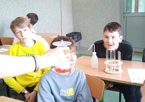 Uczniowie klas szóstych podczas warsztatów chemicznych.