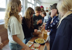 Kiermasz dań regionalnych przygotowany przez uczniów klas siódmych w budynku B.