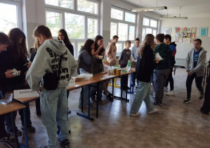 Kiermasz dań regionalnych przygotowany przez uczniów klas siódmych w budynku B.