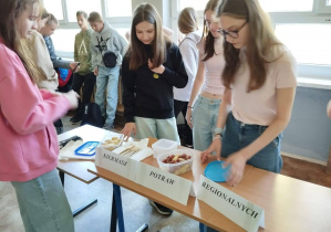 Kiermasz dań regionalnych przygotowany przez uczniów klas siódmych w budynku B.
