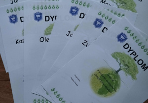 Dyplomy przygotowane dla laureatów konkursu ekologicznego – Drugie życie odpadów