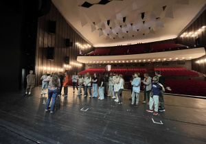 Uczniowie stoją na scenie Teatru Wielkiego.
