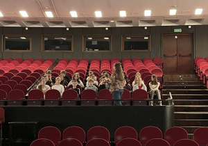 Uczniowie siedzą na widowni Teatru Wielkiego.