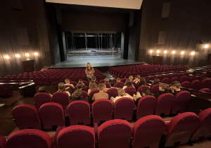 Uczniowie siedzą na widowni Teatru Wielkiego.