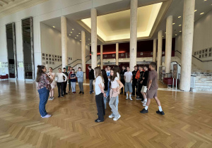 Uczestnicy wycieczki przebywają w reprezentacyjnym foyer Teatru Wielkiego.