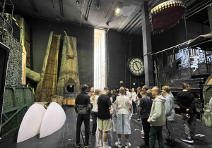 Klasa 7c zwiedza zakątki Teatru Wielkiego podziwiając dekoracje.