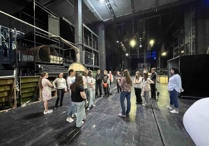 Klasa 7c zwiedza zakątki Teatru Wielkiego podziwiając dekoracje.