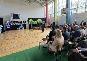 Pani Dyrektor Joanna Mrowińska – Wange wita zgromadzonych gości na uroczystości Jubileuszu 80-lecia Szkoły
