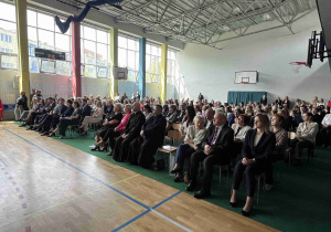 Zgromadzeni goście, nauczyciele, uczniowie, absolwenci, rodzice na sali gimnastycznej podczas Jubileuszu