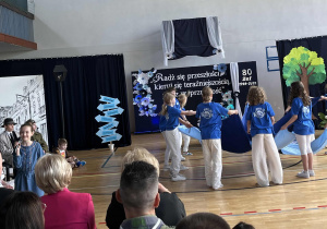 Uczennica klasy 3b śpiewa piosenkę – „Ach Jak przyjemnie”. Klasa 4c wykonuje taniec z szarfami.