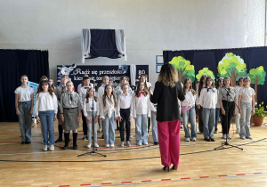 Występ szkolnego chóru.