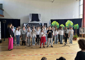 Występ chóru oraz uczennicy z klasy 2b i ucznia klasy 5a