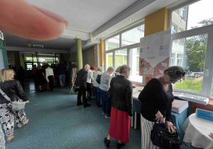 Zaproszeni goście oglądają kroniki szkolne i wystawy