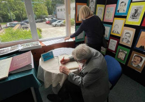 Goście honorowi dokonują wpisu do Księgi Pamiątkowej