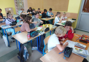 Matematyka. Uczniowie z klas 5b i 6b w trakcie zabawy w grę matematyczną –Niesforne kropki.