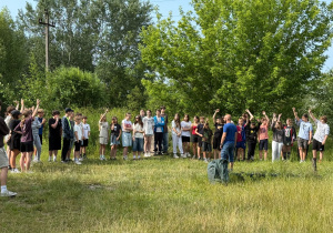 Uczniowie klas szóstych zostają przez prowadzącego zapoznani z zasadami obowiązującymi podczas gry terenowej z laserami.