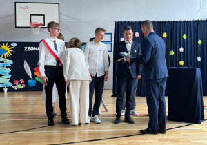 Wręczenie nagród uczniom klas ósmych za osiągnięcia sportowe.