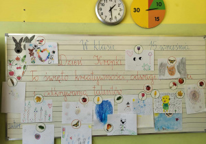 Prace uczniów klasy 2b przyczepione do tablicy z napisem Dzień Kropki