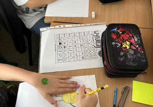 Wyturlaj Kropersa – zabawy plastyczne z zastosowaniem kostki w klasie 4b.
