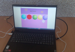 Lekcja informatyki, prace uczniów wykonane w programie Scratch przedstawiające „duszka – kropkę”.