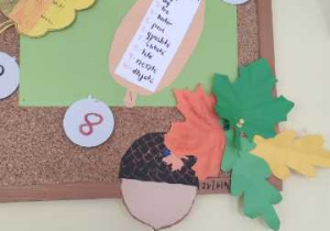 Jesienna dekoracja przygotowana przez uczniów klasy 5 przedstawiająca plansze z liczbami od 1 do 10 w różnych językach obcych