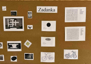 Zadania związane z rowerem przygotowane dla uczniów na szkolnym korytarzu.