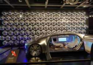 Autonomiczny Mercedes-Benz F 015, jeden z eksponatów prezentowanych na wystawie „Przyszłość jest dziś” w Centrum Nauki Kopernik.