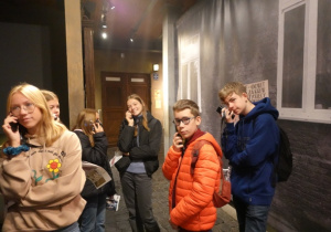 Uczniowie klas ósmych rozpoczynają zwiedzanie Muzeum Powstania Warszawskiego