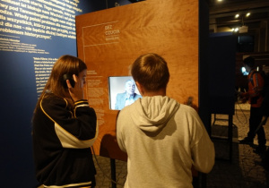 Uczniowie zwiedzają ekspozycje muzealne rozmieszczone na poszczególnych piętrach,