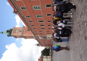 Uczniowie stoją na Placu Zamkowym w Warszawie