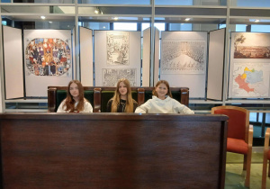 Uczestniczki wycieczki z klasy 7a podczas zwiedzania budynku Sejmu.