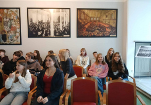 Uczniowie słuchają wykładu na temat historii polskiego parlamentaryzmu.