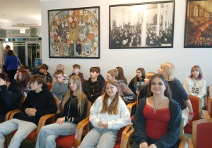Uczniowie słuchają wykładu na temat historii polskiego parlamentaryzmu.