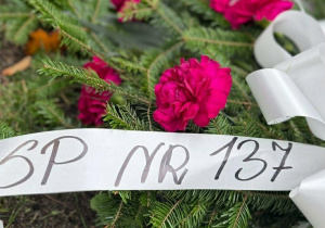Kwiaty złożone przez uczniów SP137 na grobie patrona szkoły profesora Aleksandra Kamińskiego