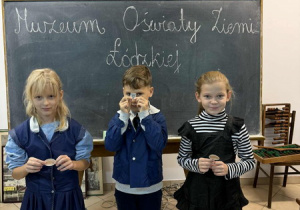 Uczniowie klasy 2d prezentują się ubrani w dawne mundurki uczniowskie.