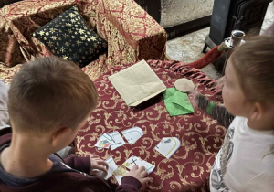 Uczniowi składają puzzle.