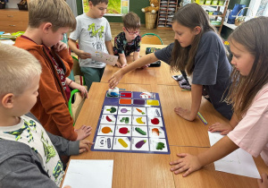 Kodowanie robota Zosia na planszy do kodowano. Robot zakupiony z funduszy Unii Europejskiej.