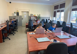 Uczniowie klasy 2a w ramach zajęć koło informatycznego uczą się obracać, kopiować oraz wklejać rysunki.