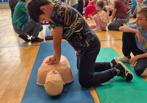 Drugoklasiści potrafią przyjąć właściwą pozycję w czasie RKO
