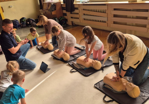 Nasi nauczyciele wraz z pierwszoklasistami w czasie szkolenia z pierwszej pomocy