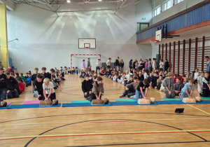 Klasy najstarsze w trakcie akcji bicia rekordu w pierwszej pomocy WOŚP